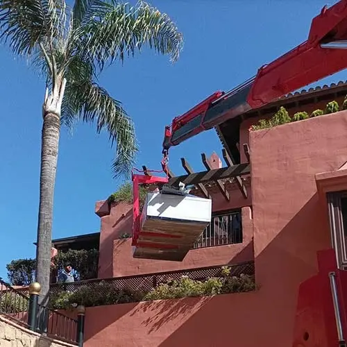 Camión grúa descargando en el municipio de Torremolinos