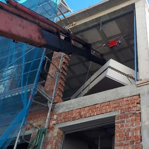 Nuestro camión pluma descargando en Vélez Malanga en una segunda planta