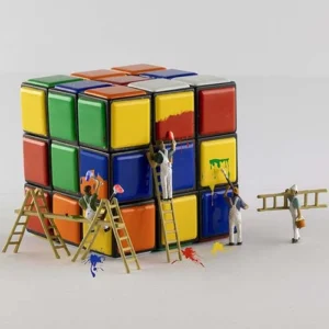 Ilustración de un cubo de rubik con pintores Profesionales Málaga