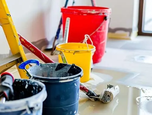 Cubos-de-pintura-en-un-piso-de Málaga Profesionales-Málaga-