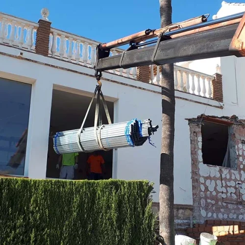 Camion pluma con carga elevada de hierros Camión pluma trabajando en Nerja con carga elevada de hierros